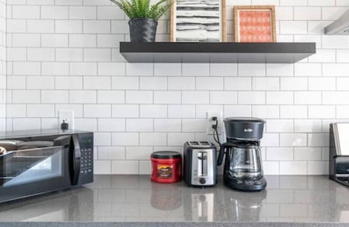 South San Gabriel House | Your Enchanting Studio Retreat: Perfect for Solo Adventurers and Couples, Unwind in Luxury with a King Bed, Gourmet Kitchen, Free Laundry Perks, and Lightning-Fast Internet for Ultimate Entertainment.