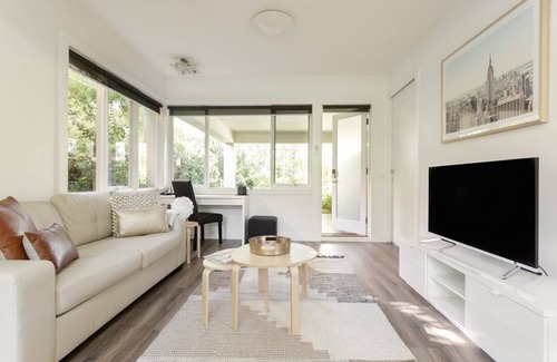 St. Kilda East Apartment | Your Home away from Home