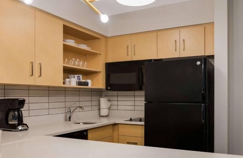 Andover Hotel | Your Home Away From Home! Close to Lawrence Heritage State Park! Outdoor Pool!