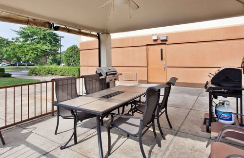 Horsham House | Your Home Away From Home! 3 Comfortable Units, Kitchen, Parking