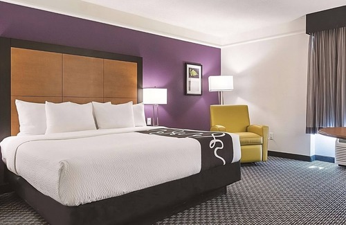 Guasti Hotel | Your Home Away From Home! Amazing unit w/Pool access Near Toyota Arena!