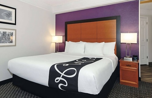 Guasti Hotel | Your Home Away From Home! Amazing unit w/Pool access Near Toyota Arena!