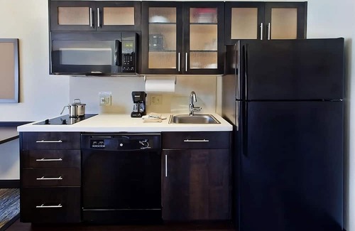 East Congress House | Your Home Away From Home! Short Drive to McKinney Falls State Park, Pet-Friendly