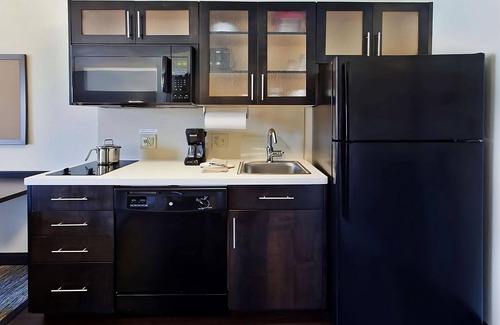 East Congress House | Your Home Away From Home! Short Drive to McKinney Falls State Park, Pet-Friendly