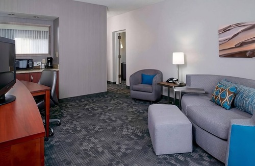 Waldron Hotel | Your Kansas City Getaway Oasis! 2 Pet-friendly Suites! Airport Shuttle, Pool