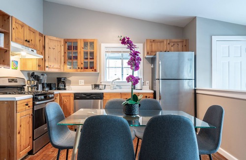 Montrose House | Your Montrose Gem! Sleeps 59/22BR/9.5BA/14PA ✮