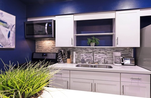 Hyde Park Apartment | Your Montrose Studios! Sleeps 26/13BR/13BA/13PA
