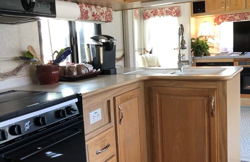 Custer House | Your Oasis is waiting! Glamping with all the amenities. Cozy, private, relaxing.