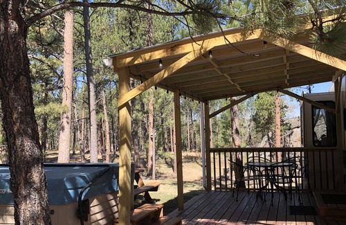 Custer House | Your Oasis is waiting! Glamping with all the amenities. Cozy, private, relaxing.