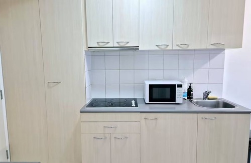 Docklands Apartment | Your Overnight Delight | 1 Min from Tram Stop