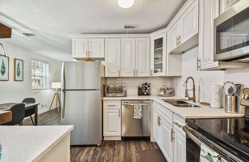 Avondale House | YOUR OWN HOTTUB, close to Jags 🏟, spectacular yard, immaculate, pets ok