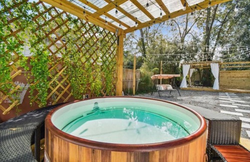 Avondale House | YOUR OWN HOTTUB, close to Jags 🏟, spectacular yard, immaculate, pets ok