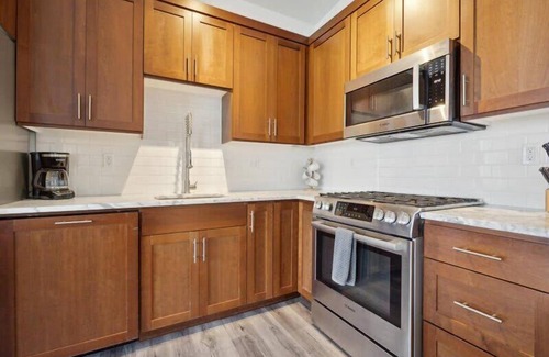 Buckman Neighborhood Apartment | Your Perfect 3-Bedroom Retreat