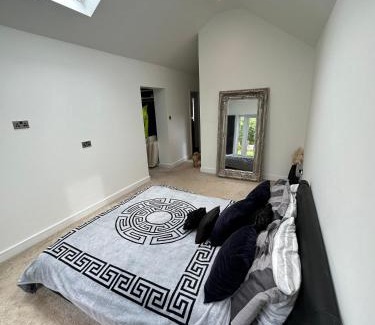 Trafford House | Your Perfect Getaway with Hot Tub
