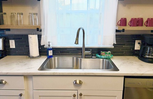 Hickory Apartment | Your Private Country Base | Relax & Reboot-Country Bumpkin