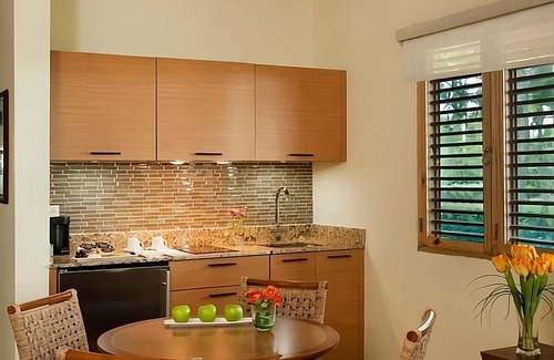 Carenero Apartment | Your Relaxing Getaway Awaits! 2 Comfortable Units, Free Parking, Onsite Pools