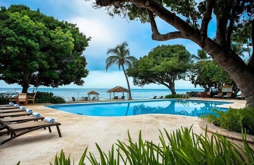 Carenero Apartment | Your Relaxing Getaway Awaits! 2 Comfortable Units, Free Parking, Onsite Pools