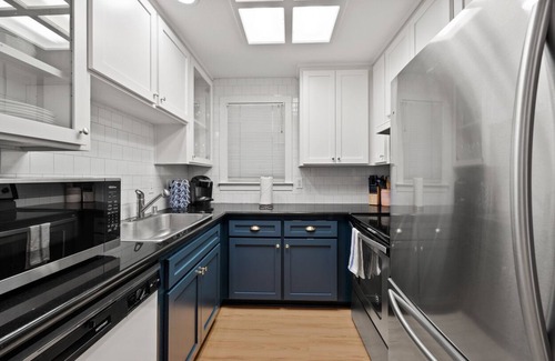 Sacramento Apartment | Your Sacramento Escape:2BR Gem w/Laundry &Netflix