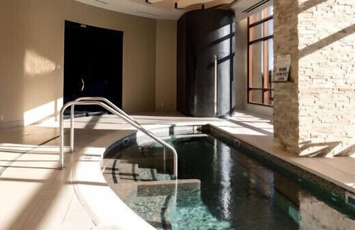 Black Hawk House | Your Spacious Getaway w/ a King Bed! Spa, Bar