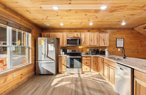 Black Bear Falls Cabin | Your Ultimate Smoky Mountain Retreat with a Private Indoor Pool!
