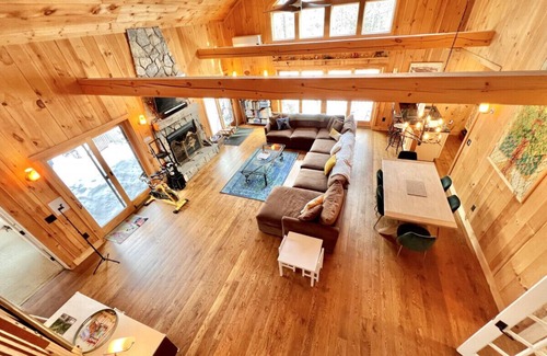 Stratton and Bromley Ski Areas House | Your Vermont Mountain Haven Pet Friendly home with Hot tub!