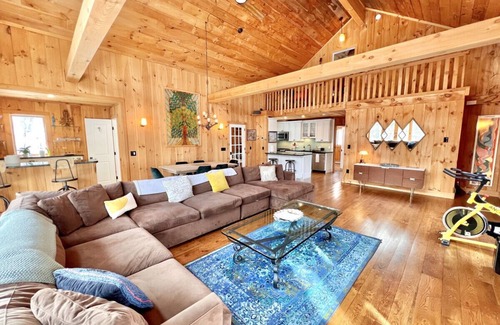 Stratton and Bromley Ski Areas House | Your Vermont Mountain Haven Pet Friendly home with Hot tub!
