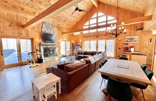 Stratton and Bromley Ski Areas House | Your Vermont Mountain Haven Pet Friendly home with Hot tub!
