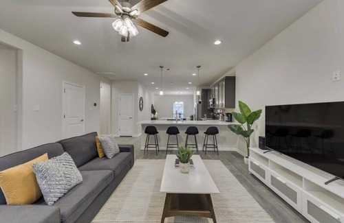 Cedar Crest House | Your Vibrant Dallas Getaway Home