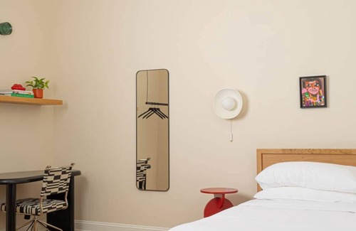 Queen Village Apartment | Yowie - Suite 302 Sunny Study King