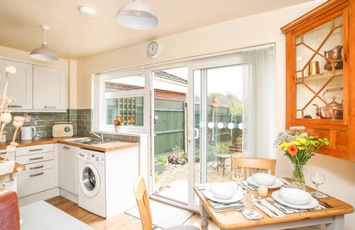 Llysfaen Cottage | YR HAFAN, pet friendly, with open fire in Llanddulas