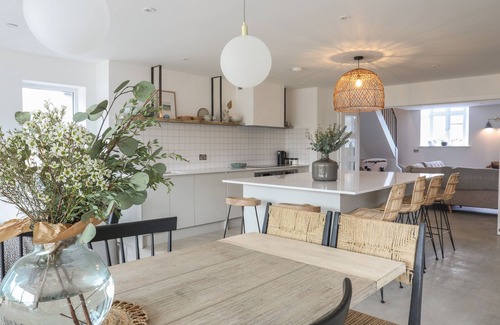 Tyn-y-Gongl House | YSGOL FAWR (BIG SCHOOL), pet friendly, with a garden in Benllech