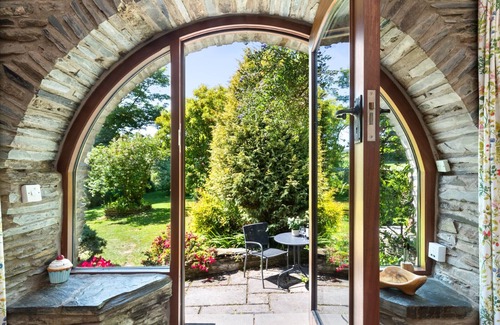 Llanglydwen House | Ysgubor Ganol - One Bedroom House, Sleeps 2