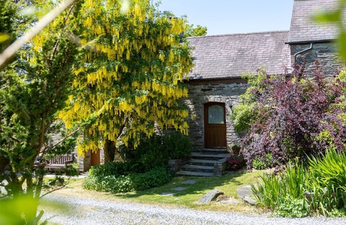 Llanglydwen House | Ysgubor Ganol - One Bedroom House, Sleeps 2