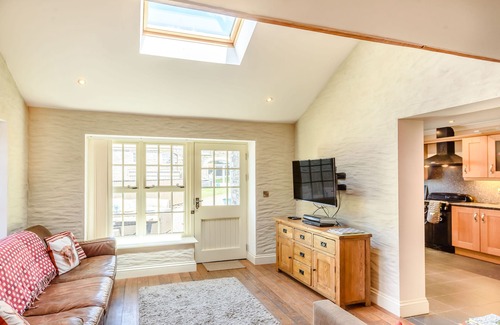 Newcastle Emlyn Cottage | YSGUBOR ISAF, pet friendly, with a garden in Newcastle Emlyn