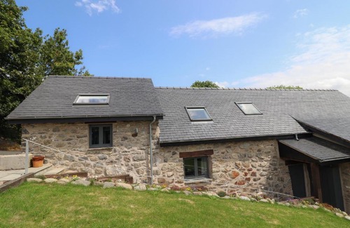 Clawdd-newydd House | Ysgubor Tyddyn Isaf