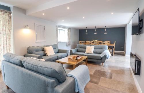 Clawdd-newydd House | Ysgubor Tyddyn Isaf