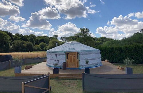 Chackmore Apartment | Yurt with fire, Skylight, Garden, + Hot Tub/Sauna