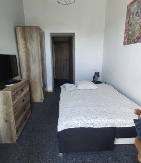 Zawiercie Hostel | Za zieloną bramą
