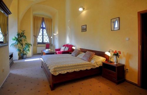 Jirkov Hotel | Zamek Cerveny Hradek