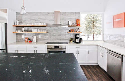 Leavenworth House | ZayLy Lodge: modern home with hot tub river views