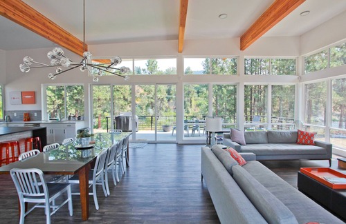 Leavenworth House | ZayLy Lodge: modern home with hot tub river views
