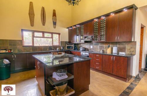 Leeupoort Villa | Zebula Golf and Wildlife Estate - Aardwolf Pax 10 - Moi Signature Luxury villa