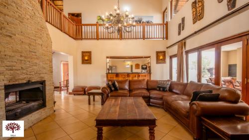 Leeupoort Villa | Zebula Golf and Wildlife Estate - Owl's Haven Pax 10 - Moi Signature Luxury villa