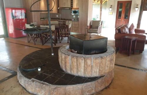 Leeupoort Villa | Zebula Golf and Wildlife Estate - Toktokkie Knocking Pax 20 - Moi Signature Luxury villa