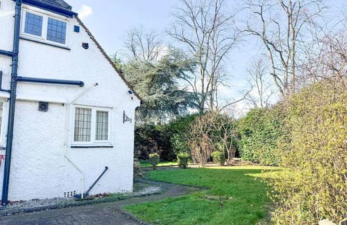 Birmingham House | Zen 8-Bedroom Den in Edgbaston