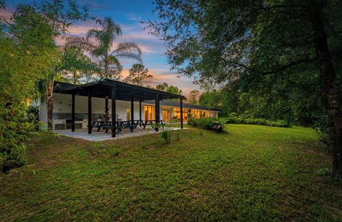 Floral City House | Zen Escape Pool Trails Outdoor Kitchen