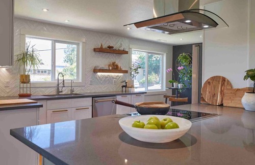 Amazon Apartment | Zen Haus Suite A · Serene Retreat, KING BEDS, near UO, w/views