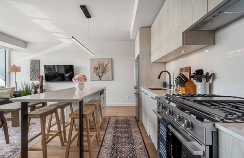 Hillhurst Apartment | Zen Hideaway in Trendy Kensington w Prkg