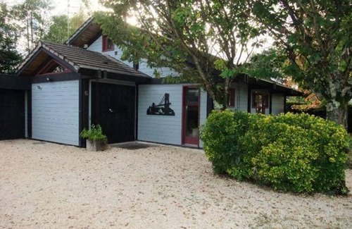 Vesoul Cottage | Zen House in Vesoul: Terrace, Wifi, Parking & Bikes