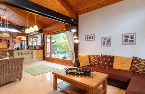 Vesoul Cottage | Zen House in Vesoul: Terrace, Wifi, Parking & Bikes